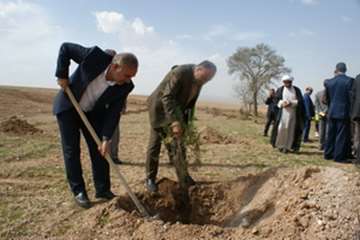 مراسم روز درختکاری باحضوردکتر بازدار رئیس سازمان جهادکشاورزی ودکترتوکلی مدیرکل دامپزشکی لرستان