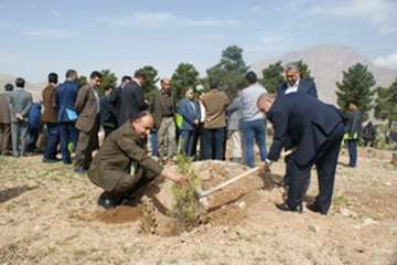 مراسم روز درختکاری باحضوردکتر بازدار رئیس سازمان جهادکشاورزی ودکترتوکلی مدیرکل دامپزشکی لرستان