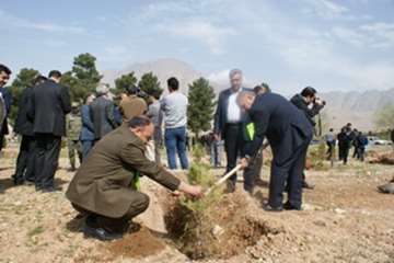 مراسم روز درختکاری باحضوردکتر بازدار رئیس سازمان جهادکشاورزی ودکترتوکلی مدیرکل دامپزشکی لرستان