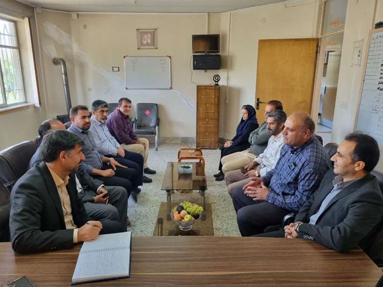 نظارت بر مراکز عرضه و پیگیری تامین امنیت محیط کار در سفر سرپرست دامپزشکی لرستان به شهرستان ازنا 